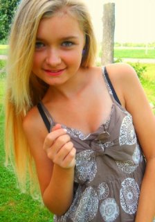 Ir  vel  laiminga  :}**